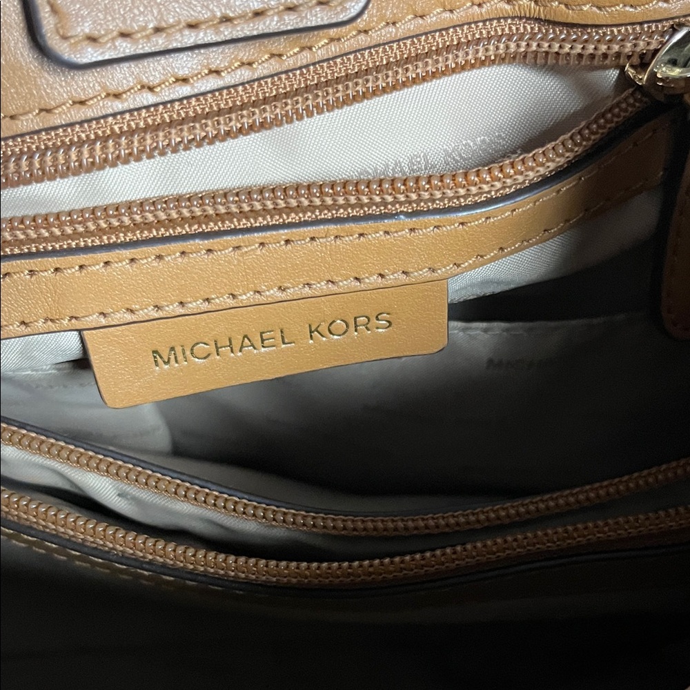 Michael Kors Cream and Tan Shoulder Bag - Picture 11 of 15